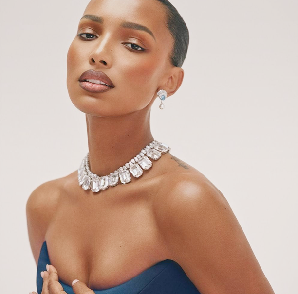 beautiful-woman-with-gold-jewelry 3